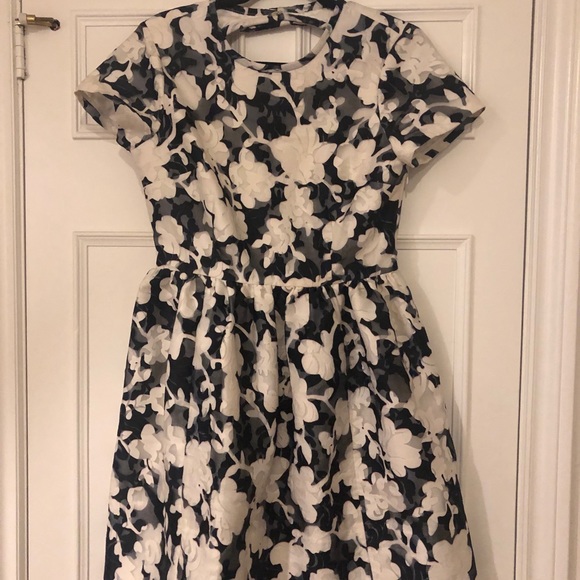 Black & White Floral Short Sleeve Dress - Picture 9 of 10